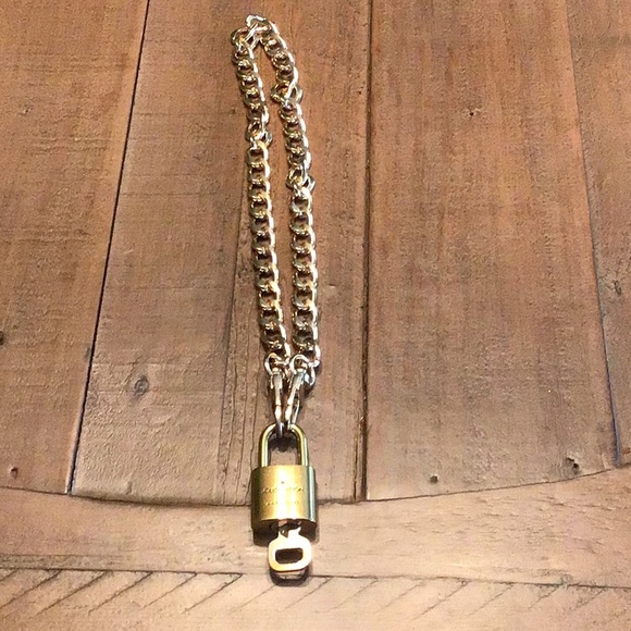 Authentic Louis Vuitton lock with chain necklace. - Picture 4 of 5